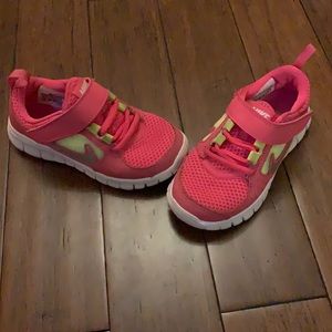 Nike girl’s tennis shoe